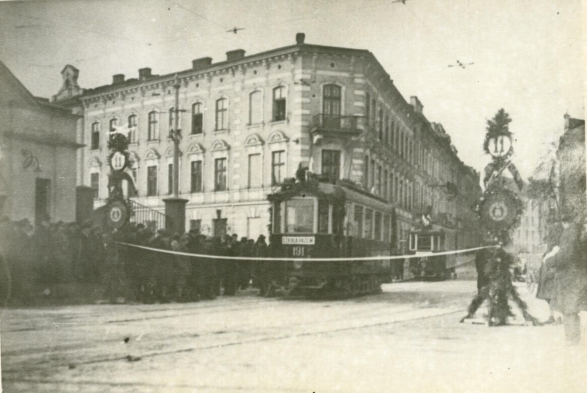 Відкриття трамвайної лінії у Львові, 1929 рік, сучасна площа Лема. Світлина з колекції Ольги Бачинської, оцифрована фахівцями міського медіаархіву Центру міської історії.