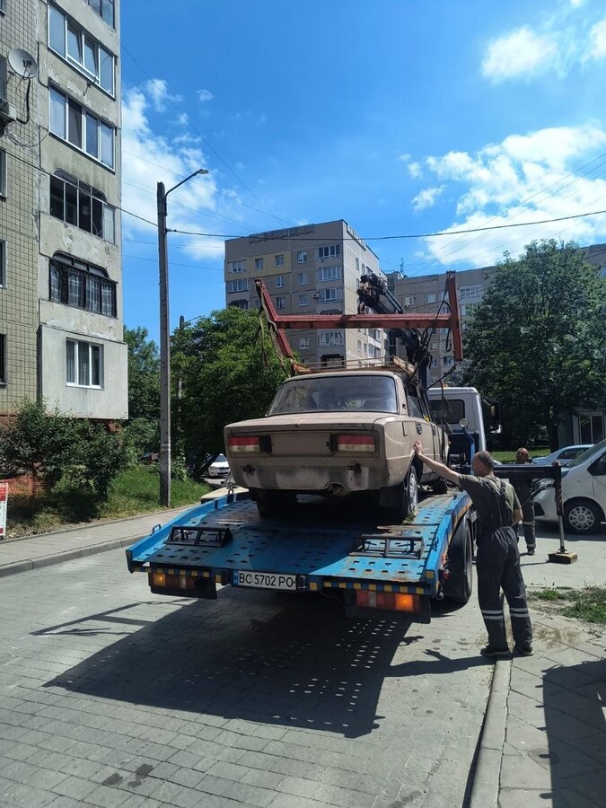 Фото 2: Понад 100 занедбаних авто перемістили з вулиць Львова на арештмайданчик