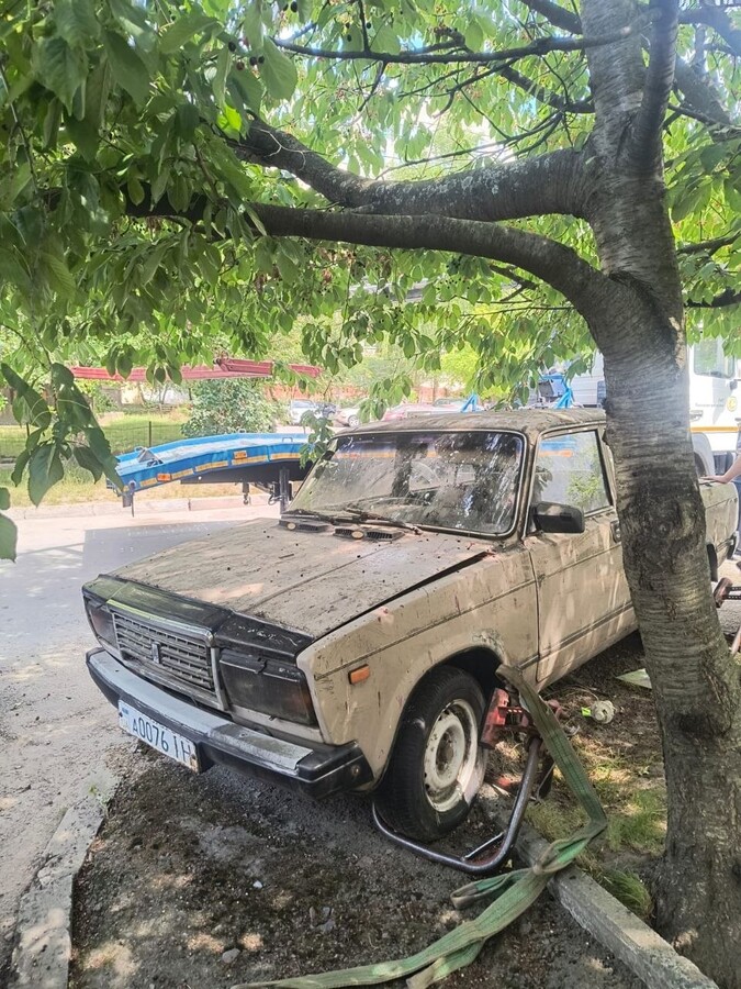 Фото 1: Понад 100 занедбаних авто перемістили з вулиць Львова на арештмайданчик