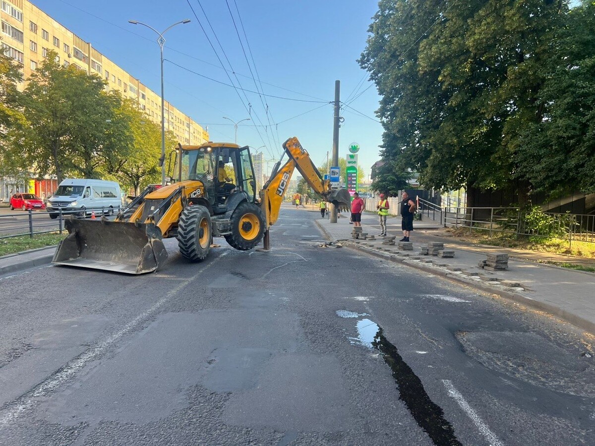 Фото 1: На&nbsp;пр.&nbsp;Чорновола обмежено проїзд: розпочалися підготовчі роботи перед завтрашнім асфальтуванням
