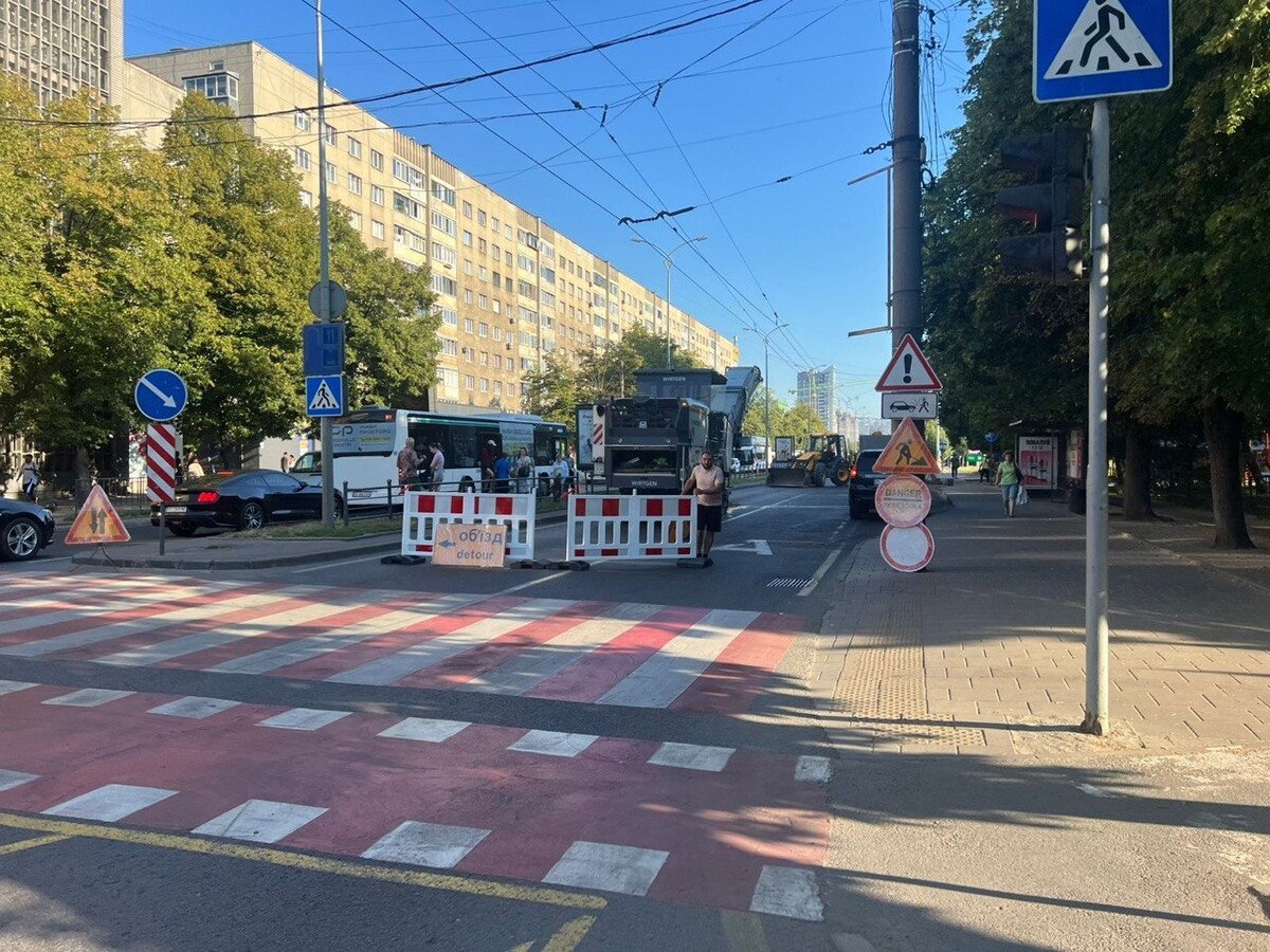 Фото 2: На&nbsp;пр.&nbsp;Чорновола обмежено проїзд: розпочалися підготовчі роботи перед завтрашнім асфальтуванням