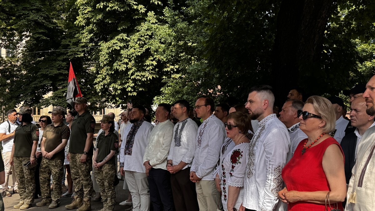 Фото 1: Львів відзначає 30-ту річницю Конституції України: у&nbsp;центрі міста урочисто підняли Державний Прапор