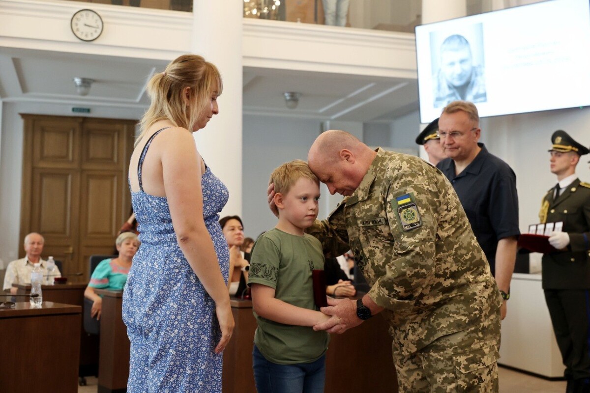 Фото 2: До&nbsp;Дня Конституції у&nbsp;Львові 35&nbsp;військових посмертно нагородили &laquo;Почесним знаком святого Юрія&raquo; (фото)