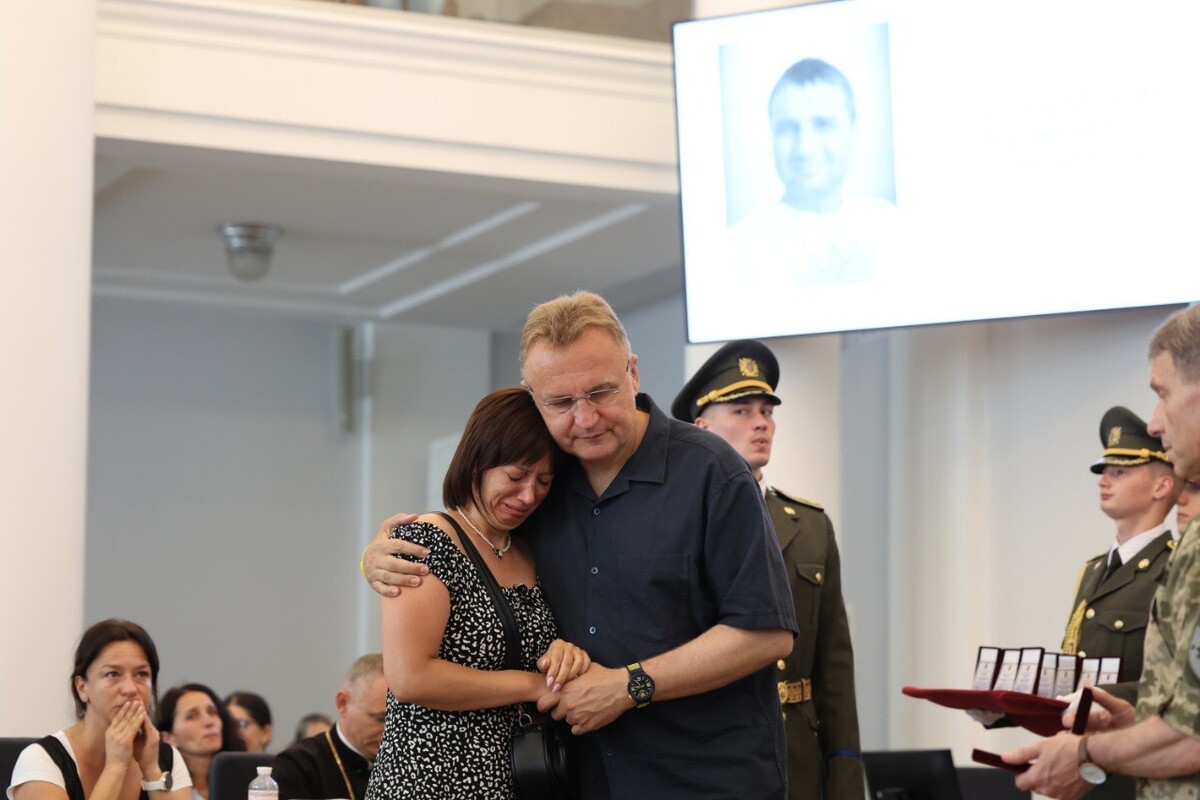 Фото 1: До&nbsp;Дня Конституції у&nbsp;Львові 35&nbsp;військових посмертно нагородили &laquo;Почесним знаком святого Юрія&raquo; (фото)