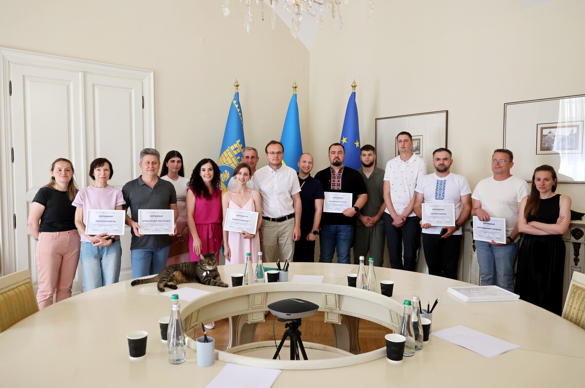Учасники резиденції та представники ЛМР позують для спільного фото