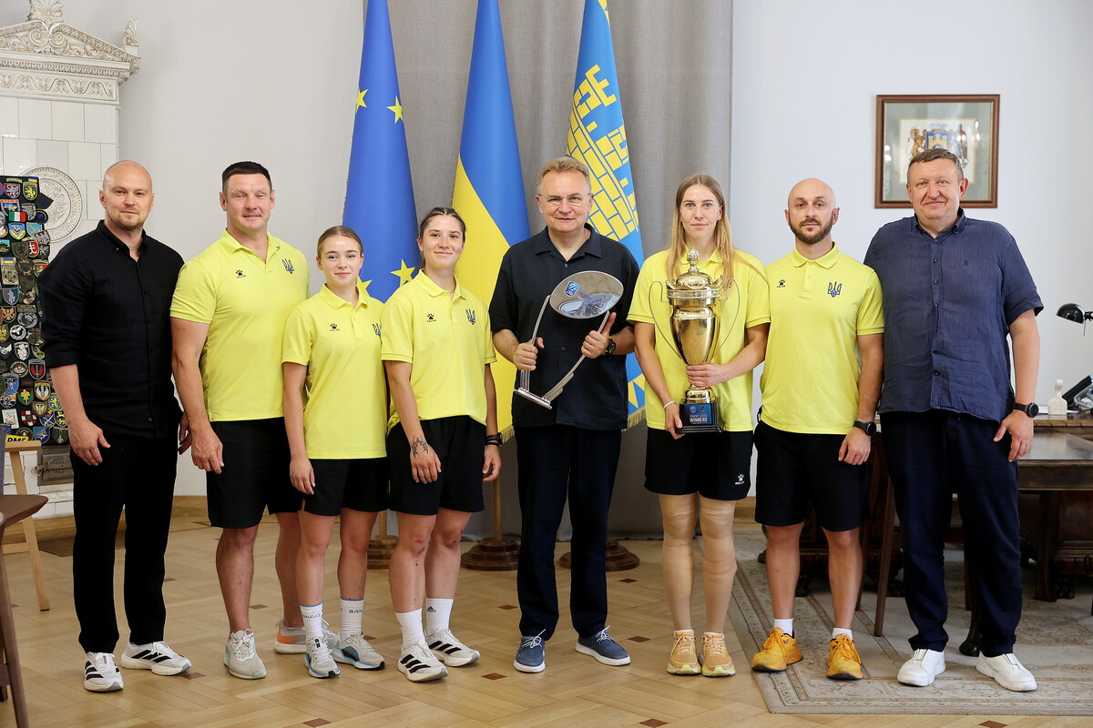 Фото 3: Чемпіонки Європи з регбі-7 відвідали львівську Ратушу та зустрілися з міським головою