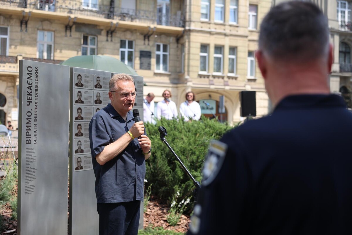 Фото 3: &laquo;Алея надії&raquo;: у&nbsp;Львові відкрили стелу в&nbsp;пам&rsquo;ять про зниклих безвісти поліцейських, які захищали країну (фото)