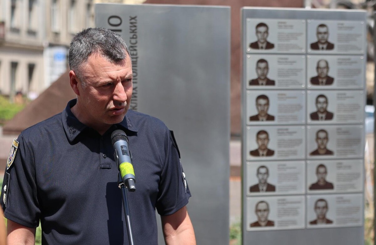 Фото 2: «Алея надії»: у Львові відкрили стелу в пам’ять про зниклих безвісти поліцейських, які захищали країну (фото)