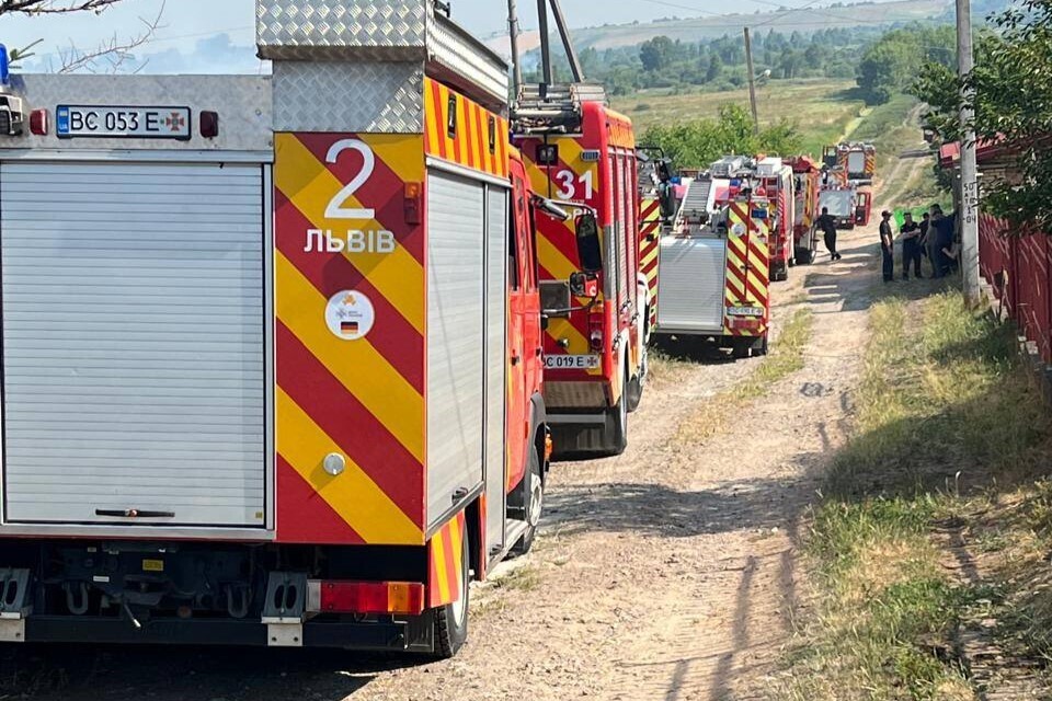 Фото 1: У Дублянах горять торфові поля: рятувальники гасять пожежі, а місто допомагає із технікою (відео)