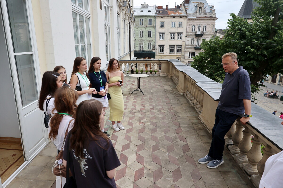 Фото 1: У Львові завершився курс «Юний посадовець»: учасники зустрілися з міським головою