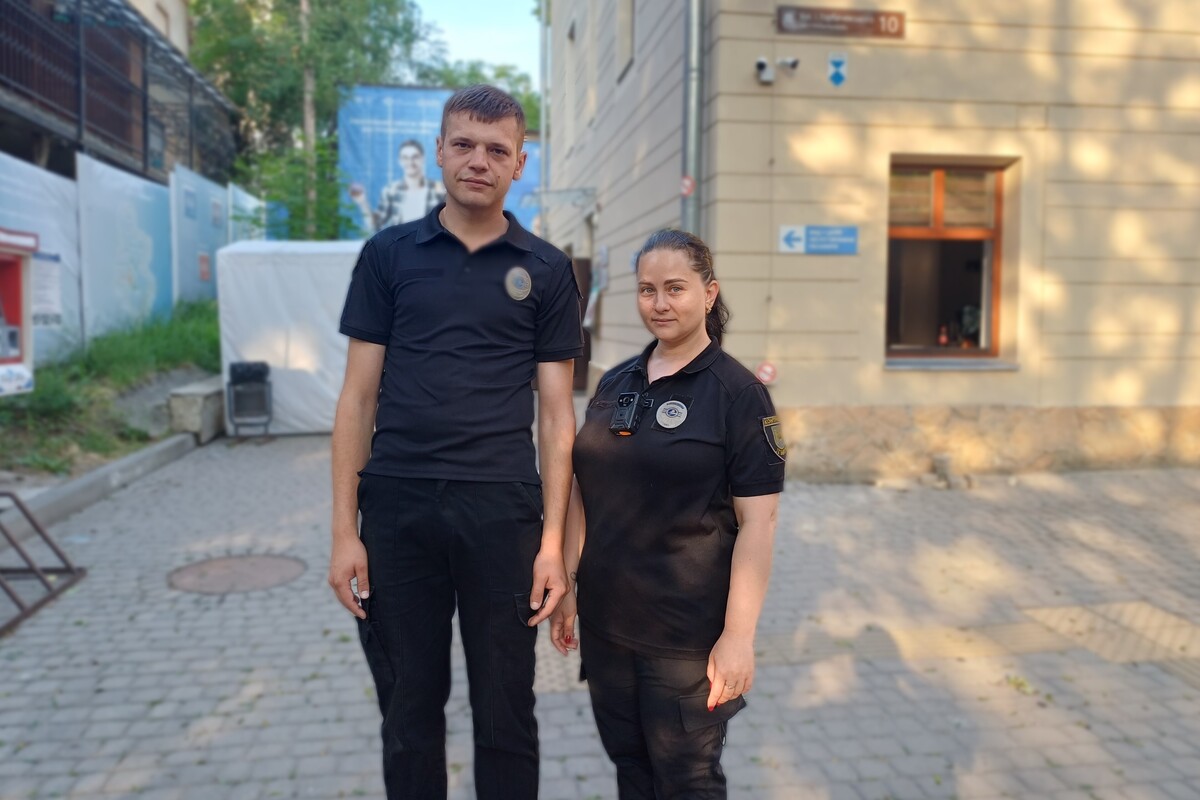 Працівники відділу контролю Максим Крохмальний та Катерина Хом'як.