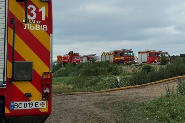 Фото 1: Львівводоканал забезпечує водою гасіння масштабної пожежі на&nbsp;торфовищах: можливе зниження тиску в&nbsp;системі