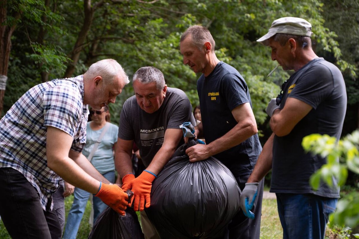 Фото 1: У парку «Знесіння» провели масштабну міську толоку