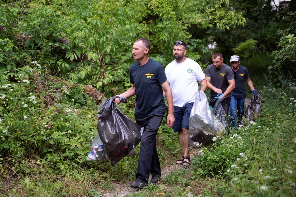 Фото 2: У парку «Знесіння» провели масштабну міську толоку