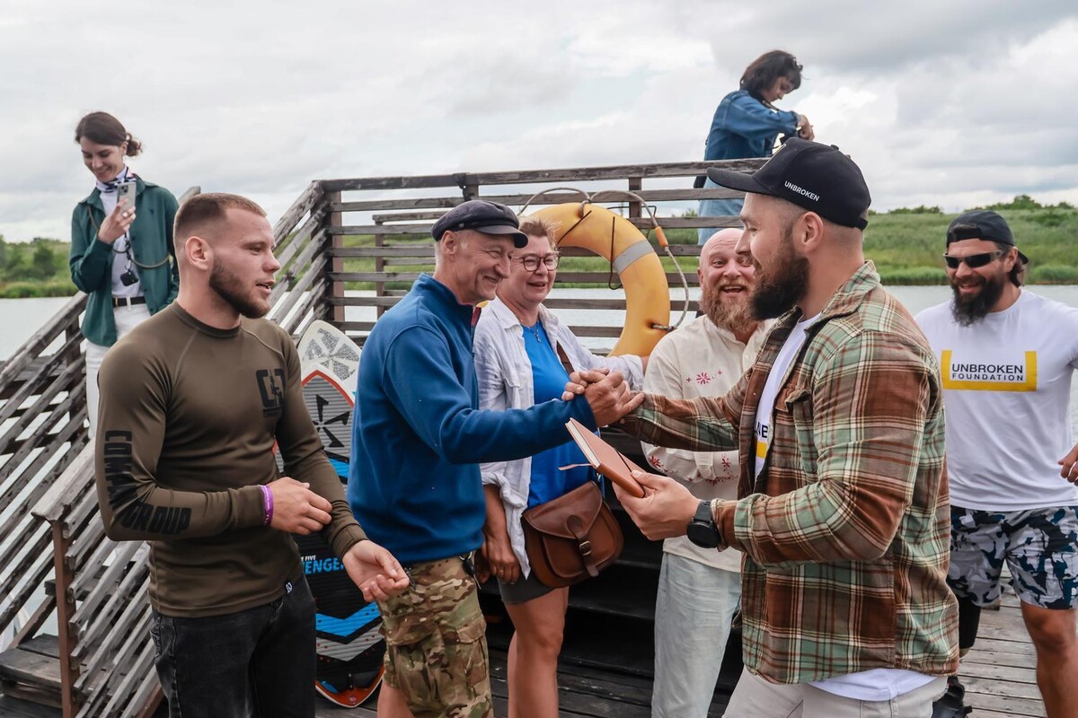 Фото 1: Ветерани під час реабілітації в&nbsp;UNBROKEN збудували яхту та&nbsp;вперше спустили її&nbsp;на&nbsp;воду