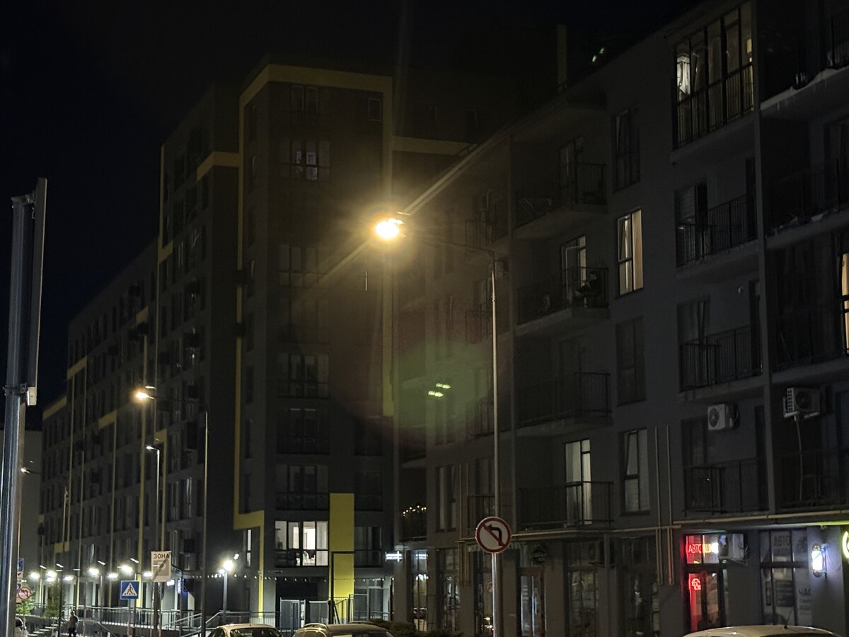 Фото 2: На&nbsp;відремонтованій ділянці вул.&nbsp;Залізничної облаштували сучасне енергоощадне освітлення