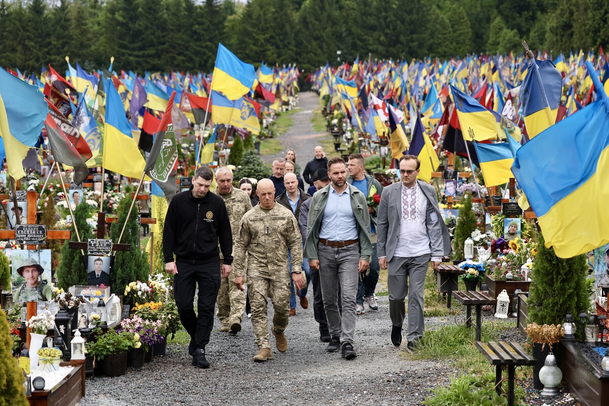 Фото 2: &laquo;Ми&nbsp;повинні дякувати вам&raquo;: державний секретар Нідерландів з&nbsp;питань оборони вшанував пам&rsquo;ять полеглих захисників України у&nbsp;Львові