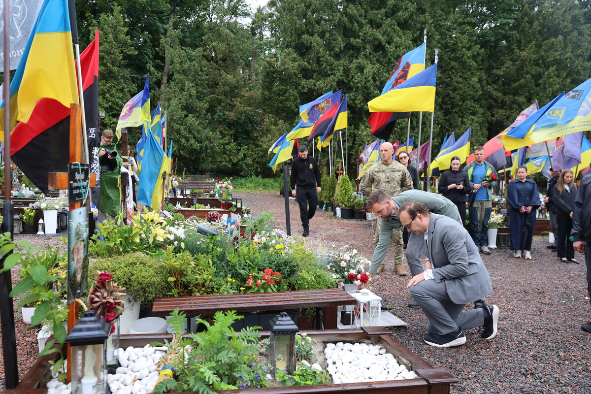 Фото 1: &laquo;Ми&nbsp;повинні дякувати вам&raquo;: державний секретар Нідерландів з&nbsp;питань оборони вшанував пам&rsquo;ять полеглих захисників України у&nbsp;Львові