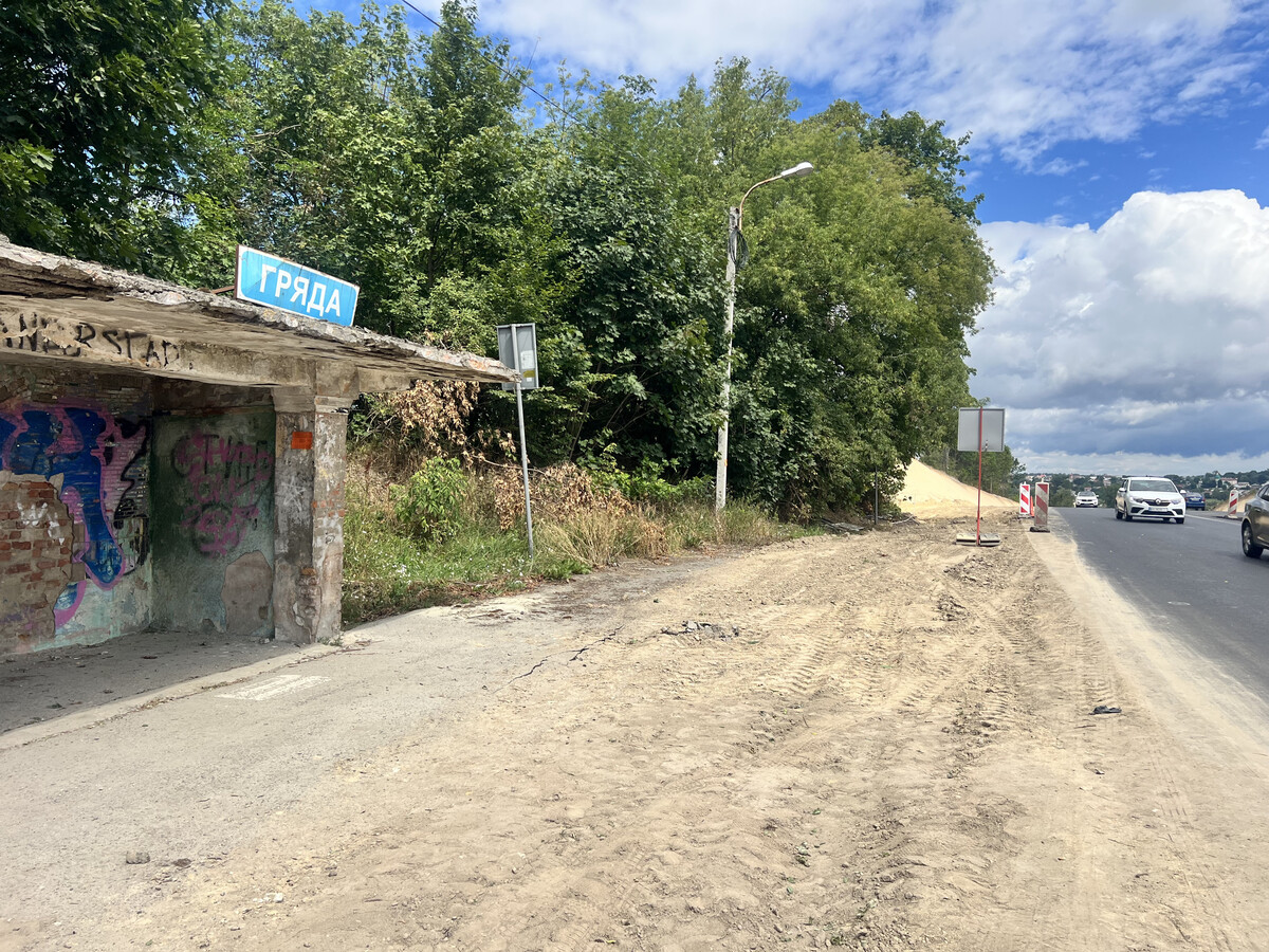 Зупинка громадського транспорту у селі Гряда