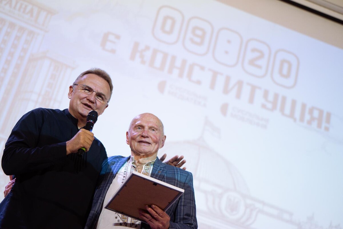 Фото 2: На&nbsp;85-річчі Ярослава Кендзьора, співавтора фільму про прийняття Конституції, Львів передав 20&nbsp;млн грн для 24-ї бригади
