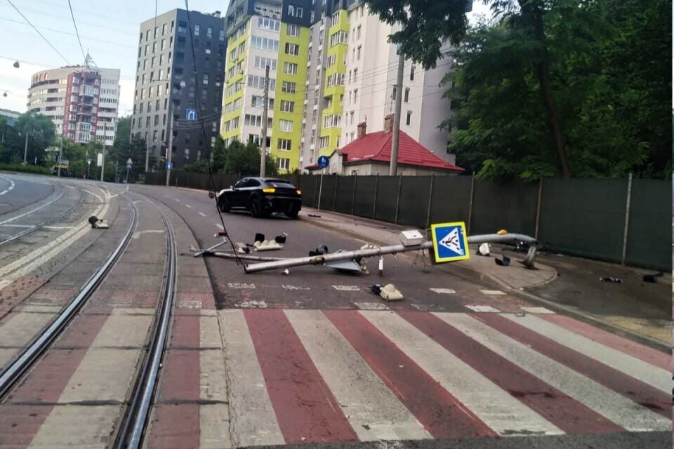 Фото 1: На&nbsp;вул.&nbsp;Стуса водій авто збив світлофорну опору: на&nbsp;місце одразу виїхала ремонтна бригада