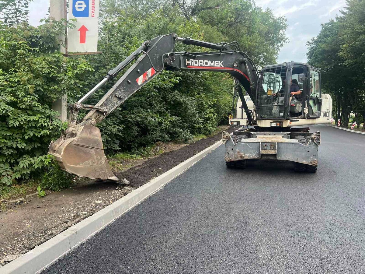 Фото 1: Вулицю Шевченка заасфальтували, але ще впорядковують територію: рух тимчасово перекритий