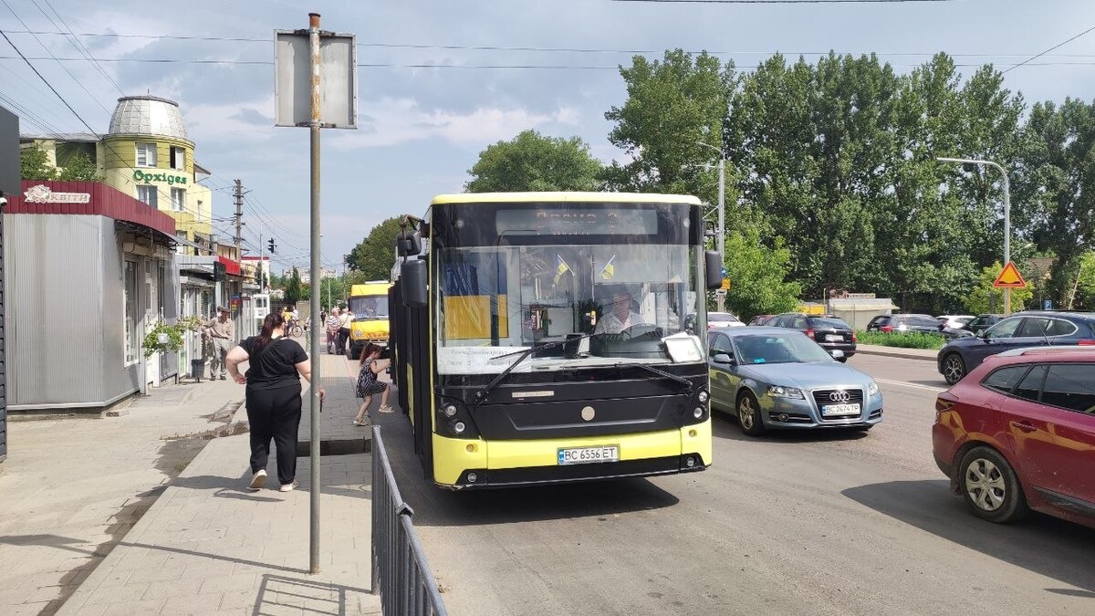 Фото 2: Вулицю Шевченка заасфальтували, але ще впорядковують територію: рух тимчасово перекритий