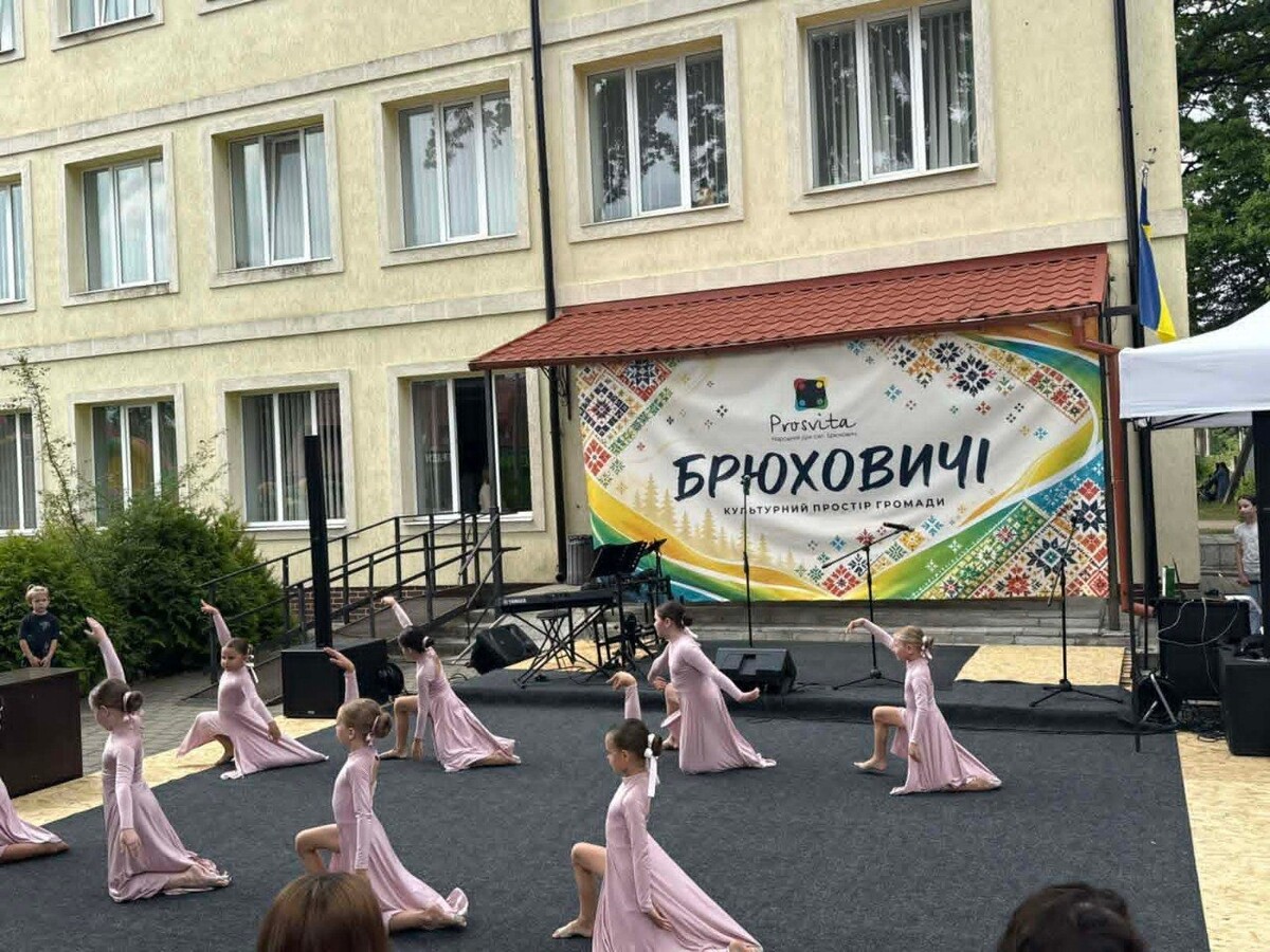 Фото 2: Благодійний захід і подяки активним мешканцям: Брюховичі відзначили 582-річчя