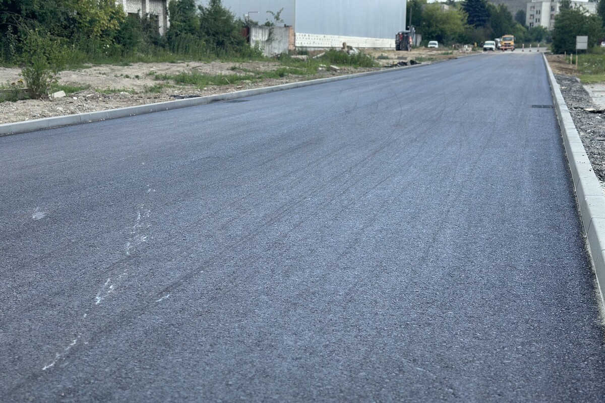 Фото 1: Вулицю Конюшинну заасфальтували і відкрили для проїзду