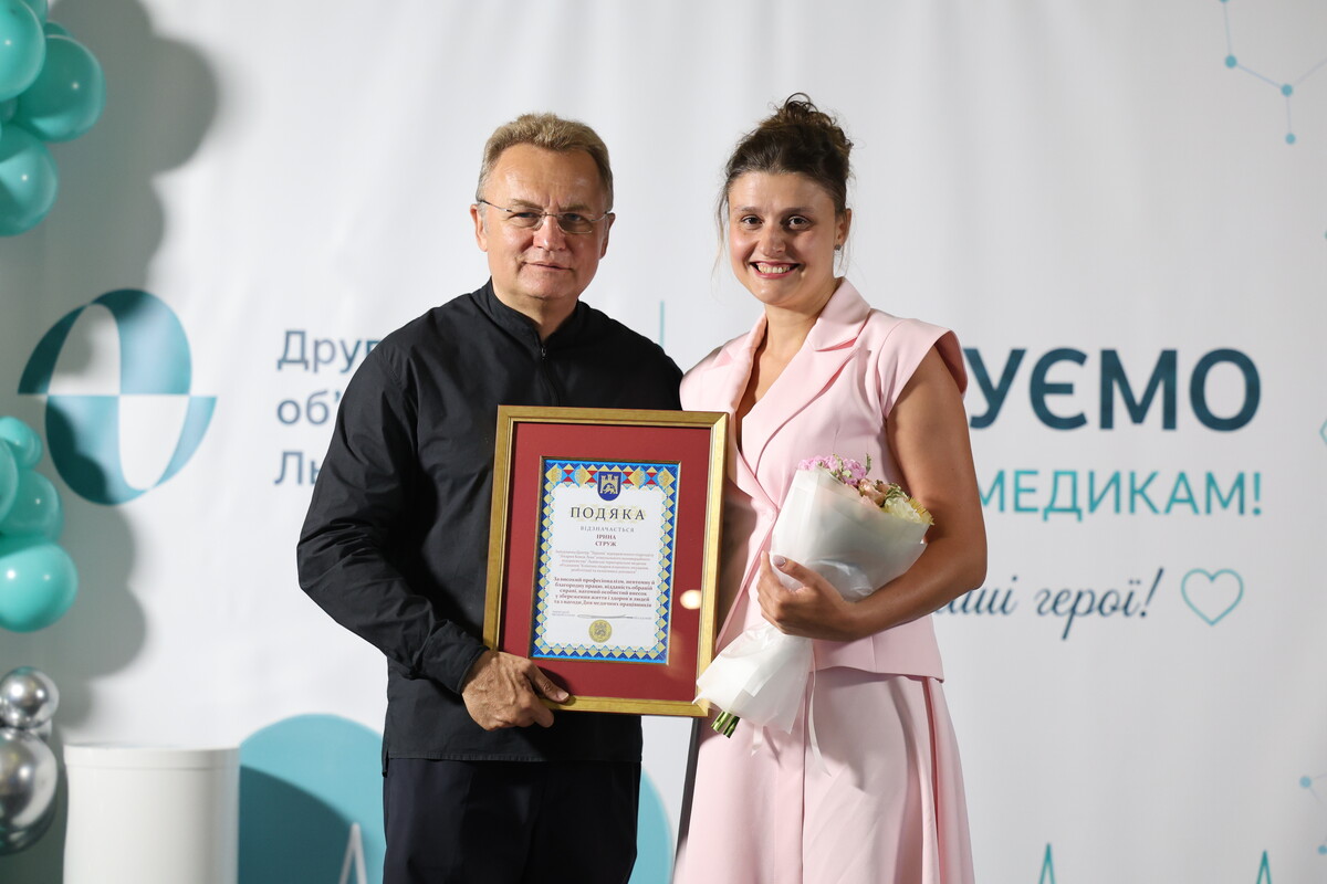 Фото 2: Напередодні професійного свята у місті відзначили медиків, які щодня рятують життя і здоров’я людей