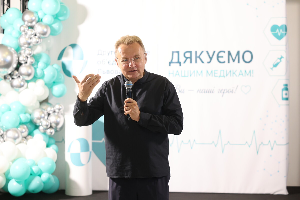 Фото 1: Напередодні професійного свята у місті відзначили медиків, які щодня рятують життя і здоров’я людей