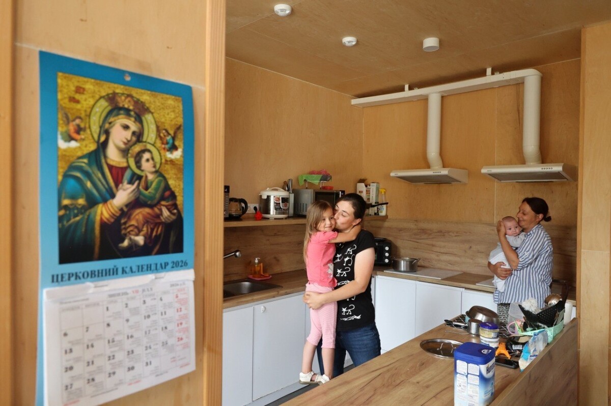 “Незламні матусі” на кухні тримають на руках і цілують своїх дітей