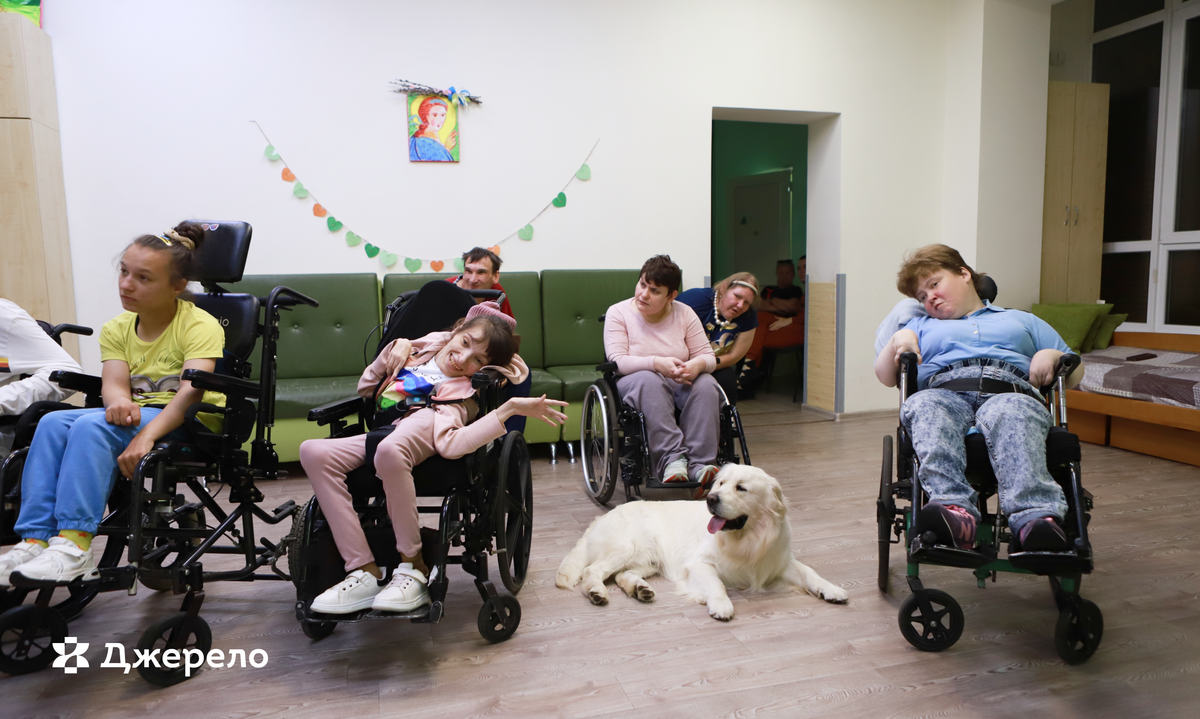 Фото 2: Собаки, які лікують без слів: як у &laquo;Джерелі&raquo; чотирилапі терапевти допомагають дітям та молоді з інвалідністю