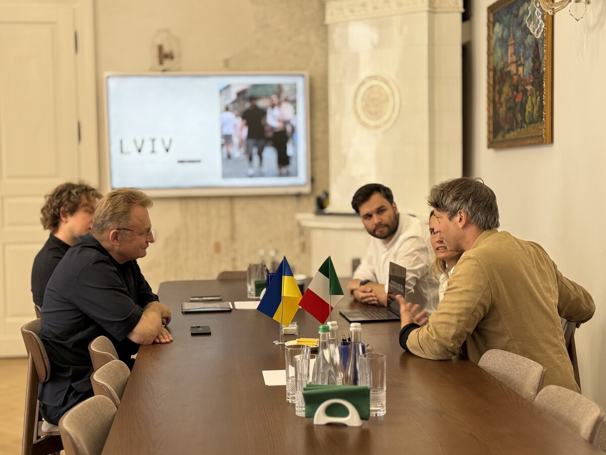 Фото 1: Львівську Ратушу відвідали автори імерсивного проєкту Unbreakable Ukraine