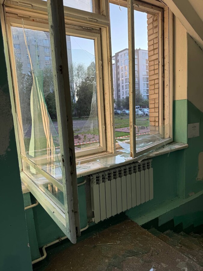 пошкоджений ліцей №15 після обстрілу.