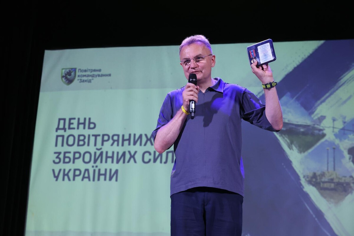 Мер Андрій Садовий на сцені тримає у руках нагороду
