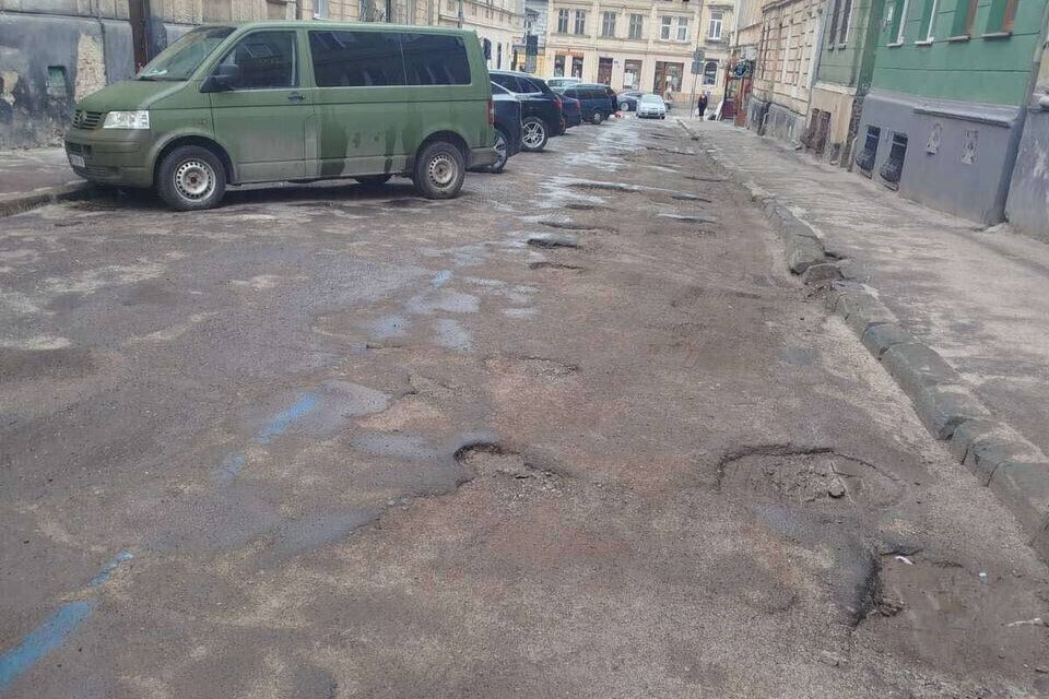 Фото 2: На вул. Сембратовичів відремонтували аварійне дорожнє покриття: вулиця вже відкрита для проїзду