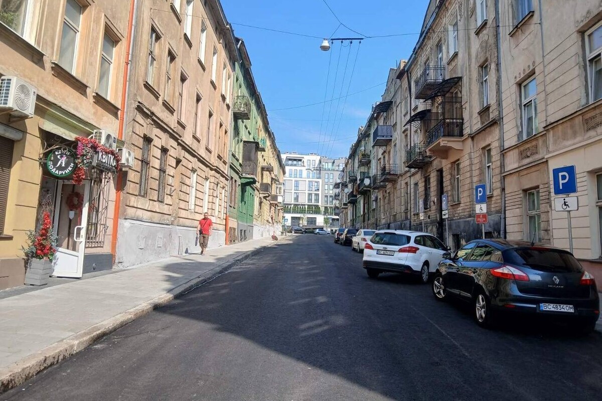 Фото 1: На вул. Сембратовичів відремонтували аварійне дорожнє покриття: вулиця вже відкрита для проїзду