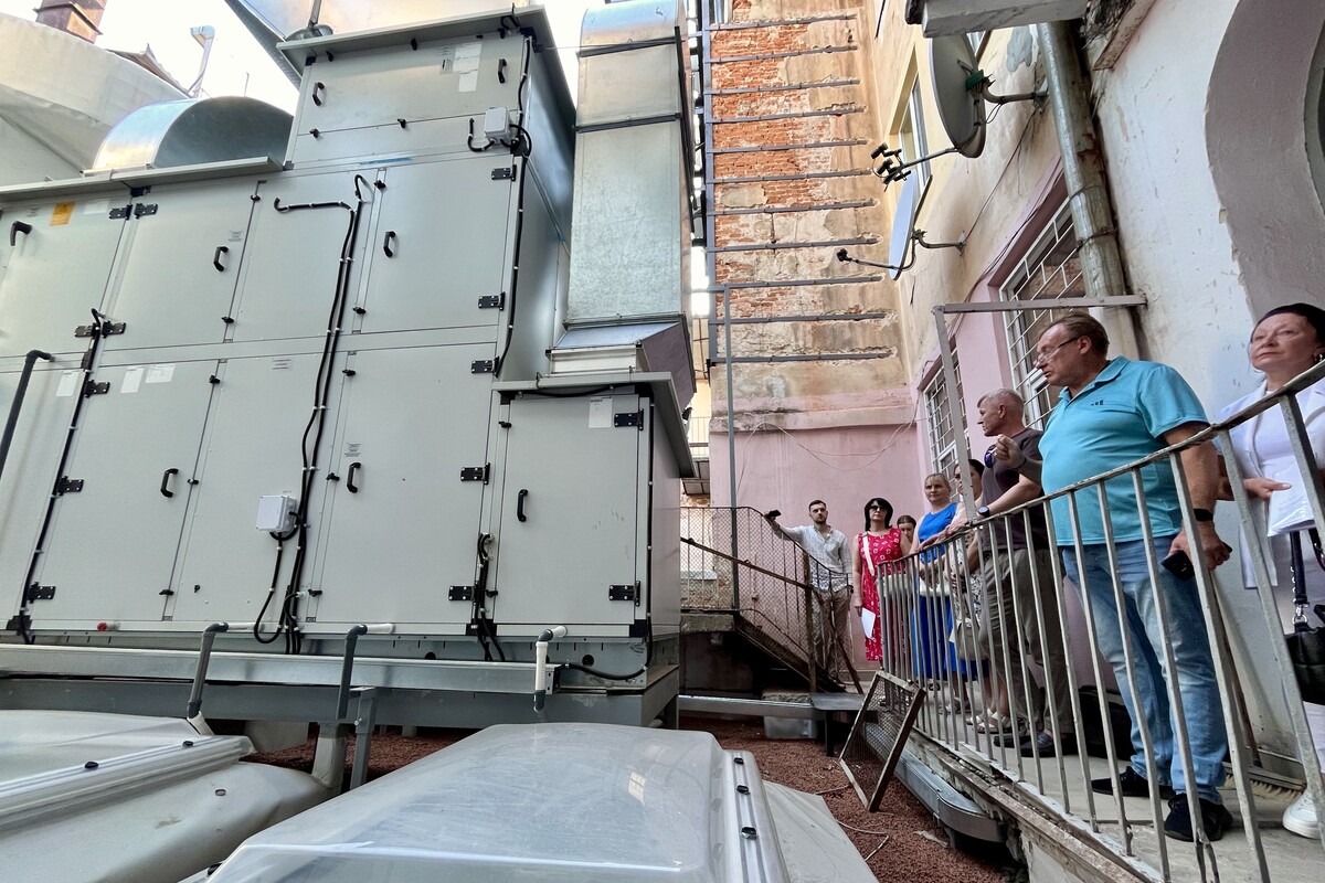 Фото 1: «Шумоізоляційний екран та більше світла»: у Львові обговорили подальші кроки для усунення шуму і вібрації на площі Ринок