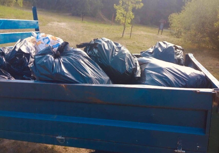 Фото 2: Після вихідних зі «Знесіння» вивезли цілий причіп сміття: відвідувачів закликають дбати про чистоту парку