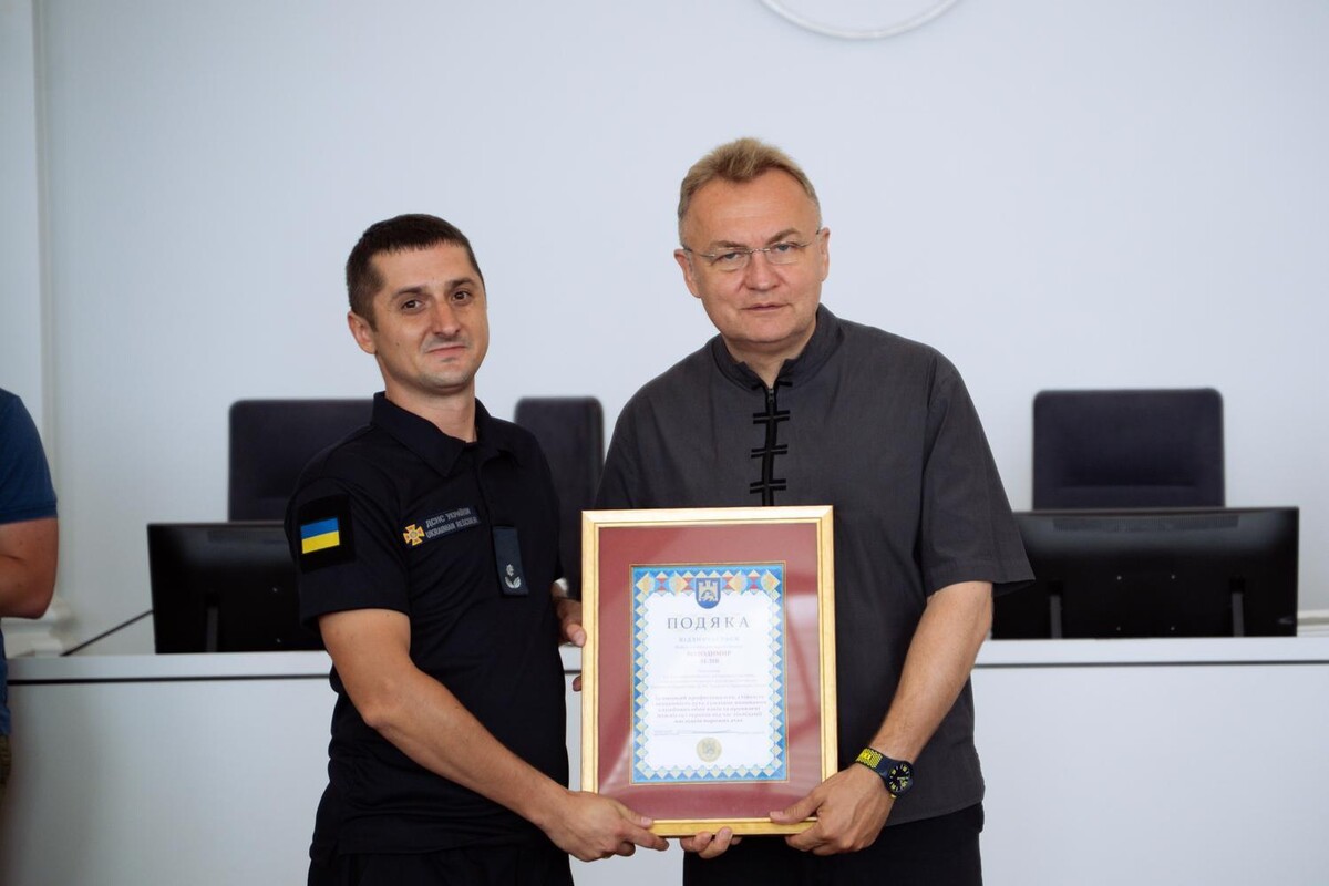 Фото 1: У Львові відзначили рятувальників, військових і правоохоронців, які ліквідовували наслідки ракетної атаки 30 липня