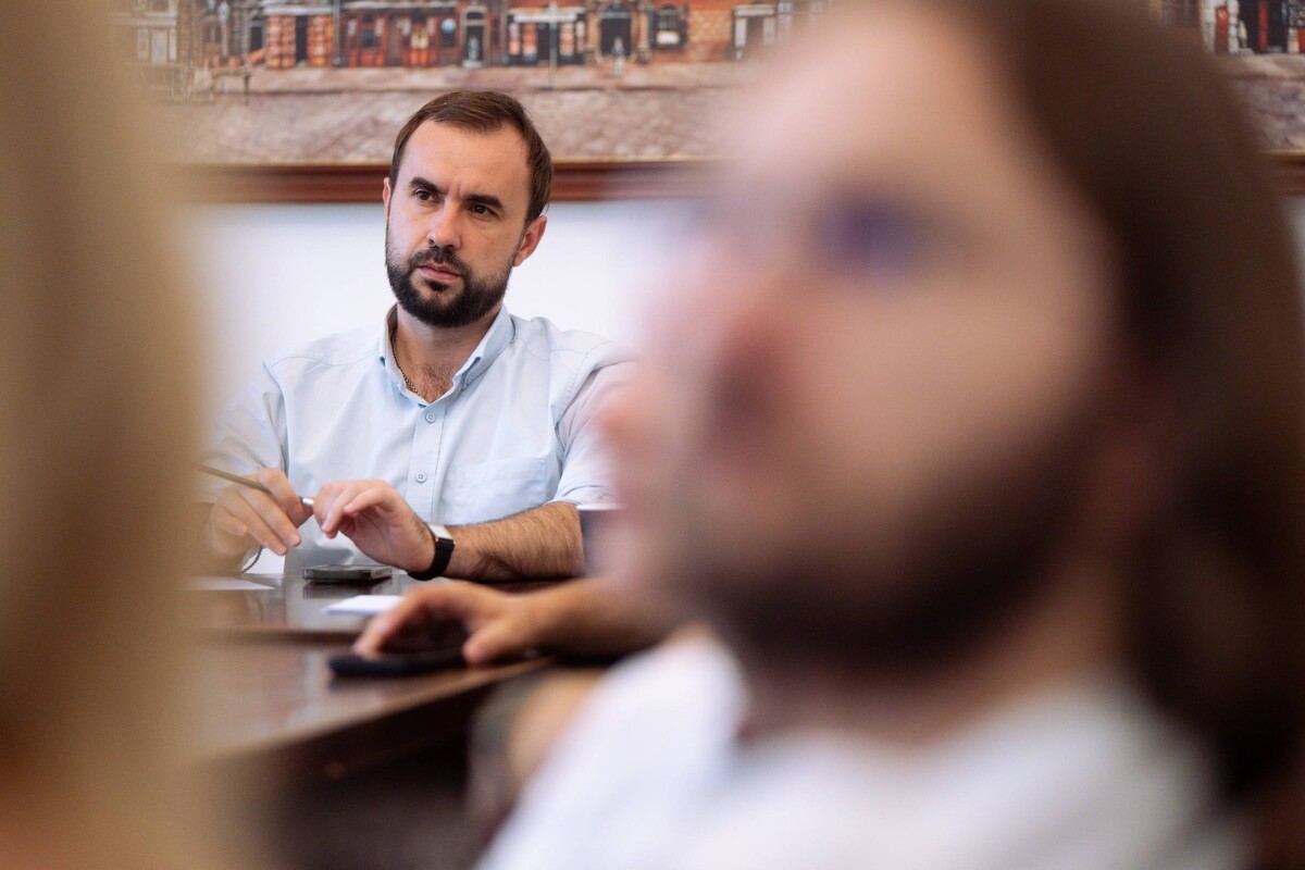 Фото 1: «МакДональдз» презентував технічні рішення для усунення шуму і запахів у дворі на площі Ринок, які обіцяють виконати до 16 вересня