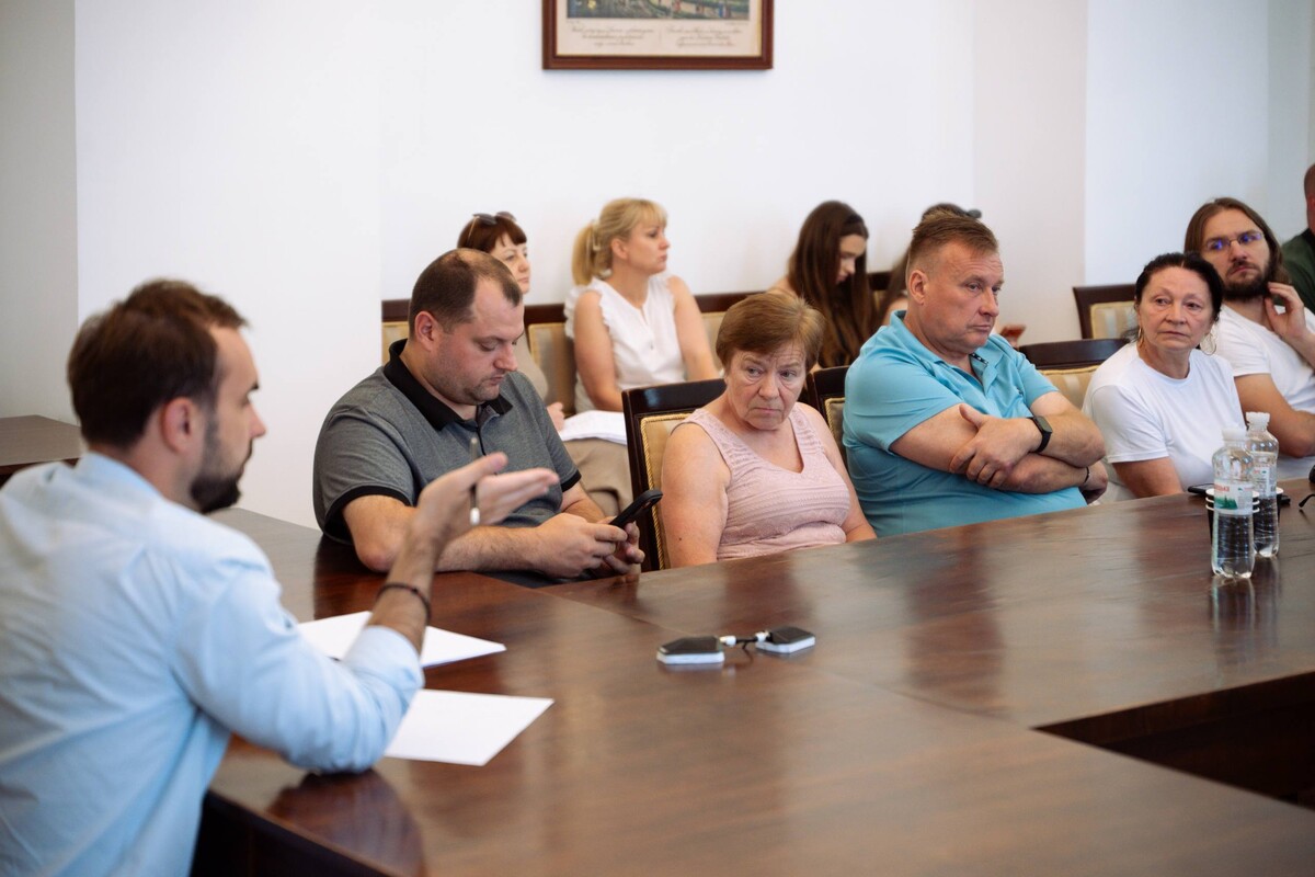 Фото 3: «МакДональдз» презентував технічні рішення для усунення шуму і запахів у дворі на площі Ринок, які обіцяють виконати до 16 вересня