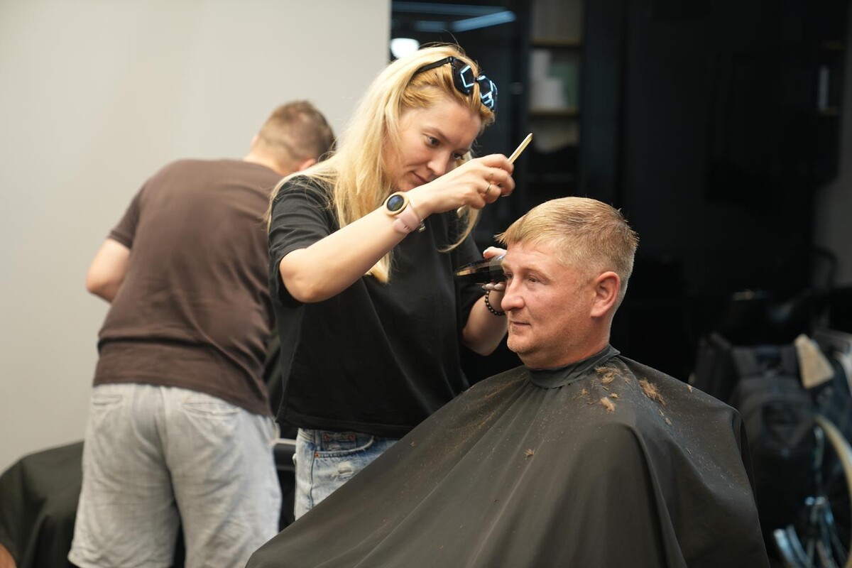 майстриня виконує чоловічу стрижку