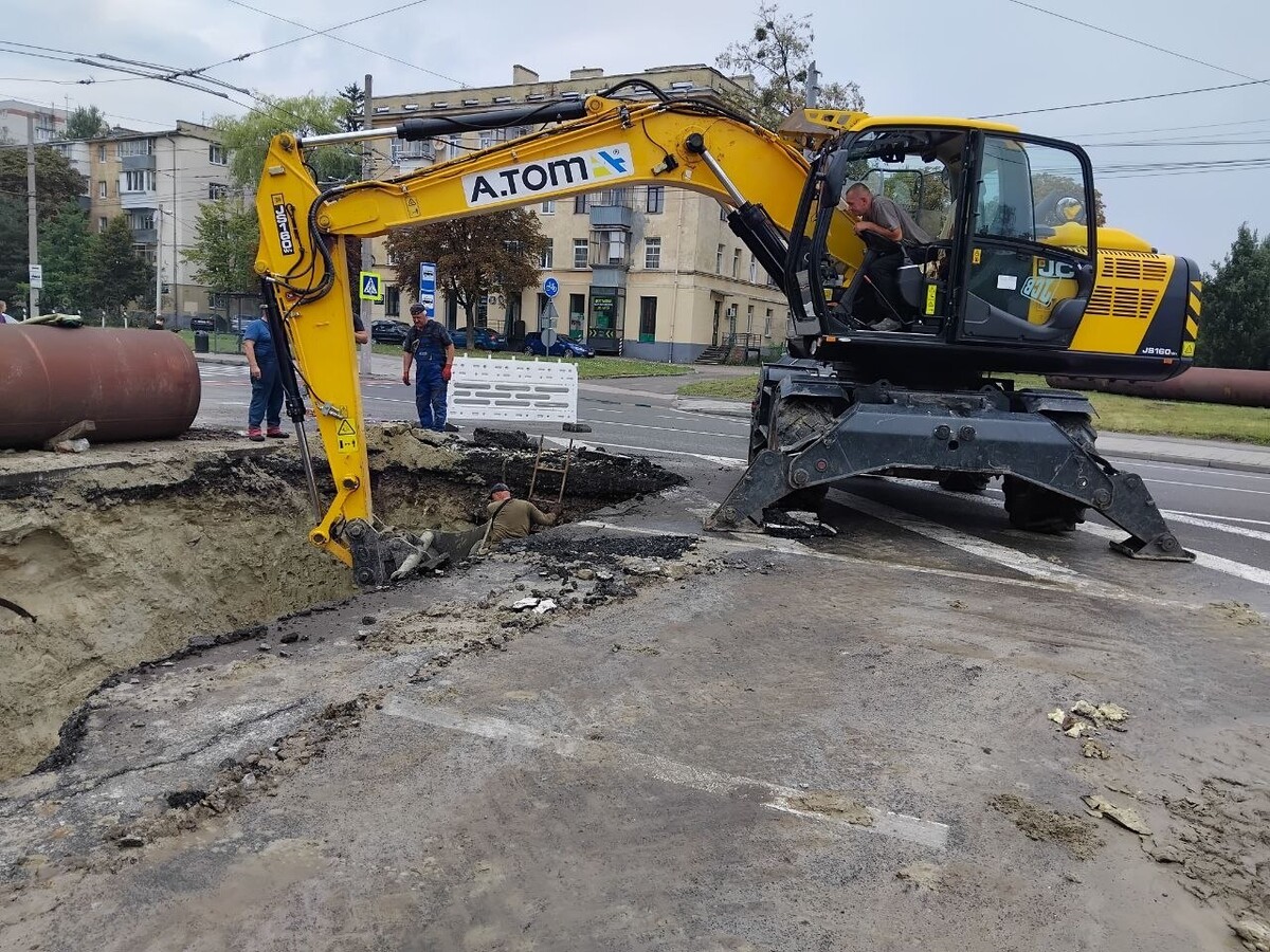 Фото 3: Через дощ роботи на вул. Науковій продовжили: тролейбус № 22 ще чотири дні курсуватиме зі змінами