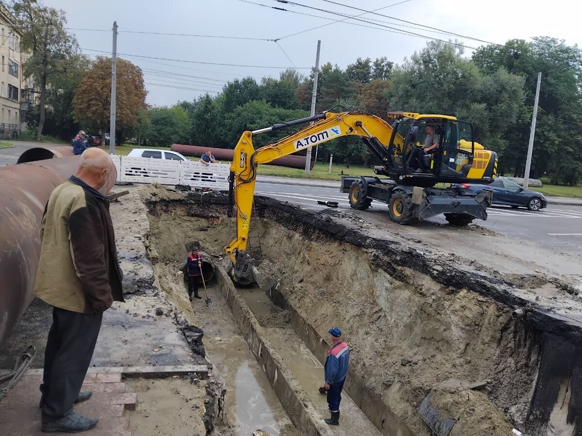 Фото 2: Через дощ роботи на вул. Науковій продовжили: тролейбус № 22 ще чотири дні курсуватиме зі змінами