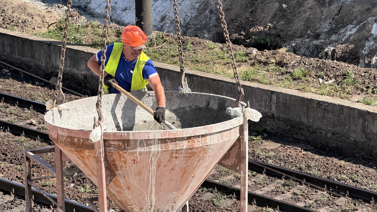 Фото 1: Будівництво шляхопроводу в Рясне: з обох сторін споруди вже влаштовано буронабивні палі