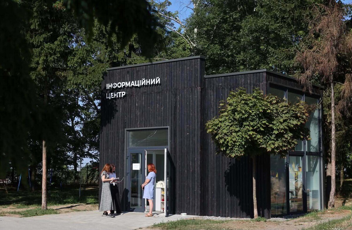 Фото 2: На полі почесних поховань на вул. Пасічній встановили інтерактивну навігаційну дошку