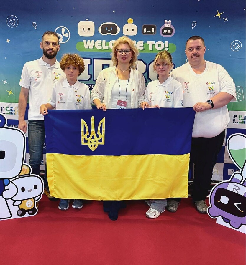 Фото 1: Львівські школярі здобули «золото» на міжнародних змаганнях із робототехніки у Південній Кореї