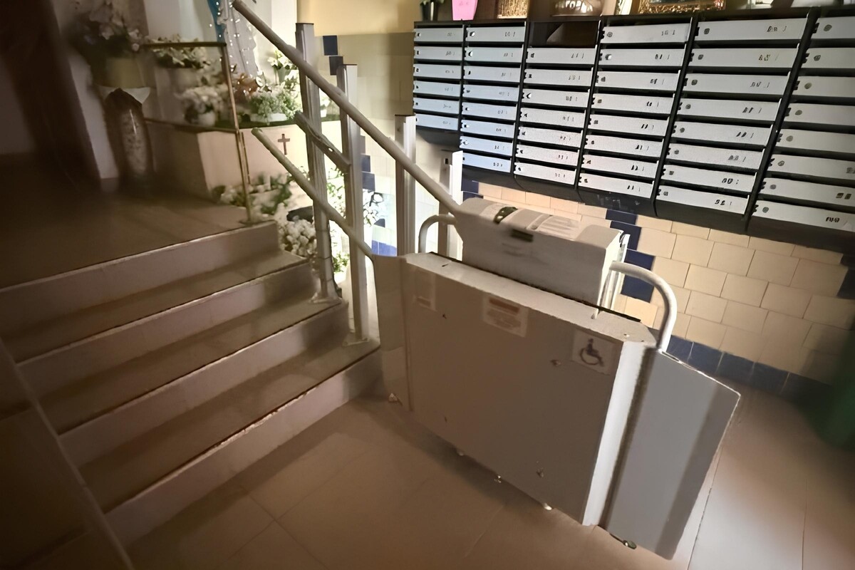 Фото 3: З початку року в місті встановили вже 37 підйомників для людей з інвалідністю